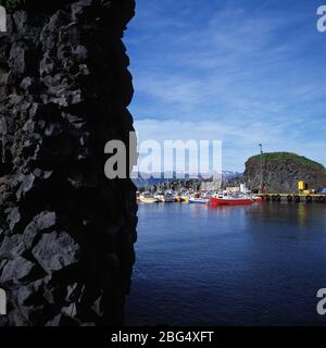 Petits bateaux de pêche amarrés à la jetée d'Arnastapi / Islande Banque D'Images