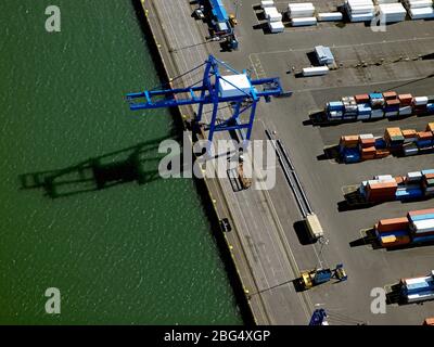 Prise de vue aérienne du terminal à conteneurs dans le port de Reykjavik Banque D'Images