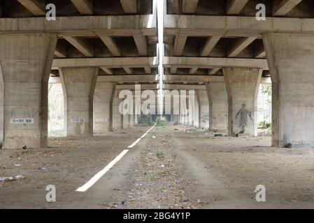 Piliers de pont en béton sous les voies de la route Banque D'Images