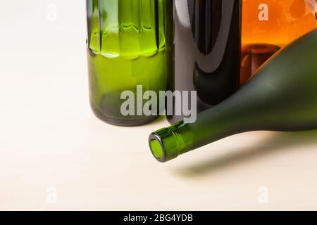 quatre bouteilles de vin vides sur planche en bois Banque D'Images