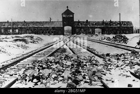 Documentaire de la seconde Guerre mondiale. L'entrée du camp de concentration d'Auschwitz, vers 1945. Banque D'Images