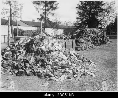 Documentaire de la seconde Guerre mondiale. Vêtements qui appartenaient autrefois aux prisonniers du camp de concentration de Dachau, récemment libérés par les troupes américaines, avril 1945. Banque D'Images