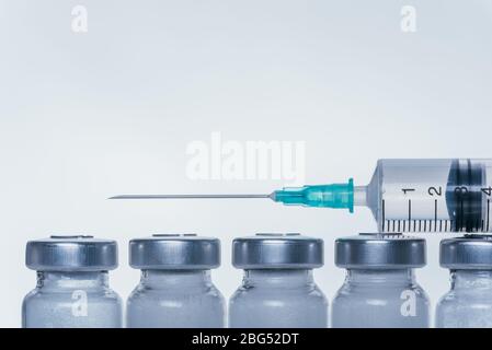 Médecine, injection, vaccin et seringue jetable, concept de médicament. Aiguille seringue médicale stérile pour flacon. Ampoule médicale en verre pour injection. Banque D'Images