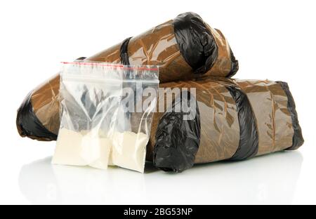 Paquets de narcotiques isolés sur blanc Banque D'Images