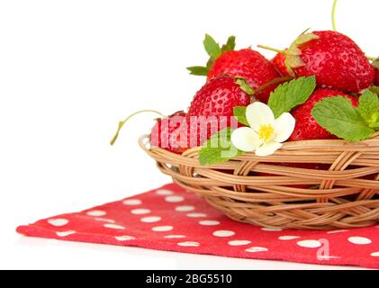 Fraises douces mûres dans le panier, isolées sur blanc Banque D'Images