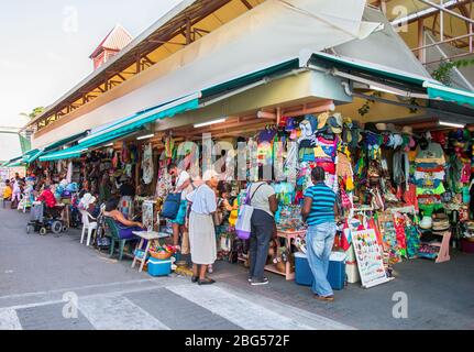 Boutiques à Saint-Jean Antigua-et-barbuda caraïbes mer des caraïbes Antilles antilles antilles antilles, terminal de croisière, bateaux de croisière, magasins à antgiua, bord de mer St johns antigua Banque D'Images