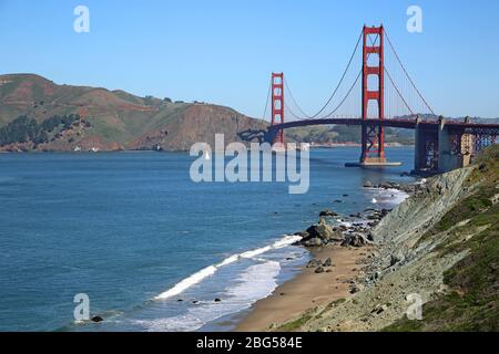 Golden Gate Bridge de Baker Beach, Californie Banque D'Images