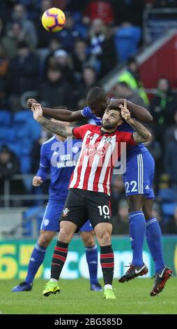 CARDIFF, PAYS DE GALLES Souleymane Bamba, de Cardiff City, bat Charlie Austin de Southampton en tête lors du match de la Premier League entre Cardiff City et Southampton au Cardiff City Stadium, à Cardiff, le samedi 8 décembre 2018. (Crédit: Mark Fletcher | mi News) Banque D'Images