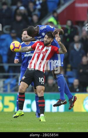 CARDIFF, PAYS DE GALLES Souleymane Bamba, de Cardiff City, bat Charlie Austin de Southampton en tête lors du match de la Premier League entre Cardiff City et Southampton au Cardiff City Stadium, à Cardiff, le samedi 8 décembre 2018. (Crédit: Mark Fletcher | mi News) Banque D'Images