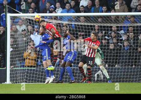 CARDIFF, PAYS DE GALLES Charlie Austin, de Southampton, conteste un en-tête avec Aron Gunnarsson, tandis que Jan Bednarek et Souleymane Bamba, de Southampton, lors du match de la Premier League entre Cardiff City et Southampton au Cardiff City Stadium, à Cardiff, le samedi 8 décembre 2018. (Crédit: Mark Fletcher | mi News) Banque D'Images