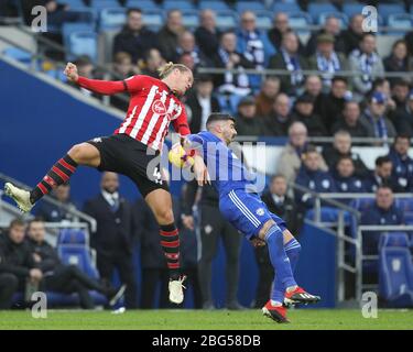 CARDIFF, PAYS DE GALLES Jannik Vestergaard de Southampton conteste un en-tête avec Callum Paterson lors du match de la Premier League entre Cardiff City et Southampton au Cardiff City Stadium, à Cardiff, le samedi 8 décembre 2018. (Crédit: Mark Fletcher | mi News) Banque D'Images