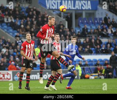 CARDIFF, PAYS DE GALLES Jannik Vestergaard de Southampton se rend clairement au cours du match de la Premier League entre Cardiff City et Southampton au stade de Cardiff City, à Cardiff, le samedi 8 décembre 2018. (Crédit: Mark Fletcher | mi News) Banque D'Images