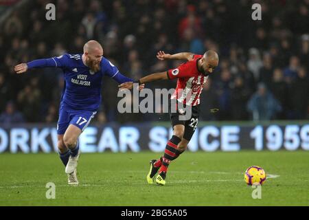 CARDIFF, PAYS DE GALLES Nathan Redmond de Southampton en action avec Aron Gunnarsson de Cardiff City lors du match de la Premier League entre Cardiff City et Southampton au Cardiff City Stadium, Cardiff le samedi 8 décembre 2018. (Crédit: Mark Fletcher | mi News) Banque D'Images