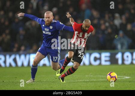 CARDIFF, PAYS DE GALLES Nathan Redmond de Southampton en action avec Aron Gunnarsson de Cardiff City lors du match de la Premier League entre Cardiff City et Southampton au Cardiff City Stadium, Cardiff le samedi 8 décembre 2018. (Crédit: Mark Fletcher | mi News) Banque D'Images