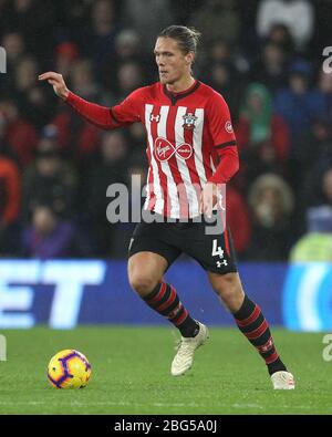 CARDIFF, PAYS DE GALLES Jannik Vestergaard de Southampton lors du match de la Premier League entre Cardiff City et Southampton au stade de Cardiff City, à Cardiff, le samedi 8 décembre 2018. (Crédit: Mark Fletcher | mi News) Banque D'Images