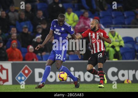 CARDIFF, PAYS DE GALLES Souleymane Bamba de Cardiff City et Nathan Redmond de Southampton lors du match de la Premier League entre Cardiff City et Southampton au Cardiff City Stadium, Cardiff, le samedi 8 décembre 2018. (Crédit: Mark Fletcher | mi News) Banque D'Images