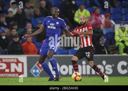CARDIFF, PAYS DE GALLES Souleymane Bamba de Cardiff City et Nathan Redmond de Southampton lors du match de la Premier League entre Cardiff City et Southampton au Cardiff City Stadium, Cardiff, le samedi 8 décembre 2018. (Crédit: Mark Fletcher | mi News) Banque D'Images