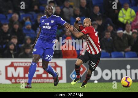CARDIFF, PAYS DE GALLES Souleymane Bamba de Cardiff City et Nathan Redmond de Southampton lors du match de la Premier League entre Cardiff City et Southampton au Cardiff City Stadium, Cardiff, le samedi 8 décembre 2018. (Crédit: Mark Fletcher | mi News) Banque D'Images