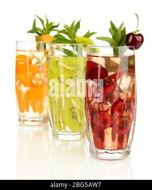 Verres de boissons aux fruits avec glaçons isolés sur blanc Banque D'Images