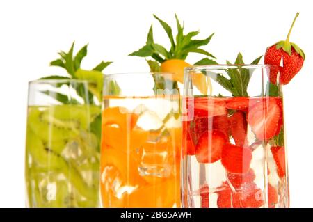 Verres de boissons aux fruits avec glaçons isolés sur blanc Banque D'Images