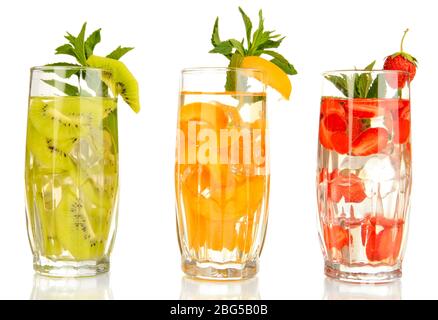 Verres de boissons aux fruits avec glaçons isolés sur blanc Banque D'Images