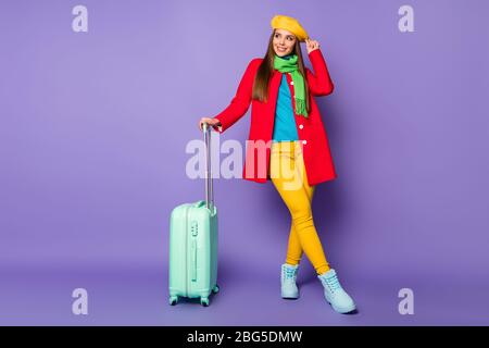 Pleine longueur de corps de la taille de sa belle belle jolie jolie jolie fille gaie et gaie en train d'attente isolé sur Banque D'Images