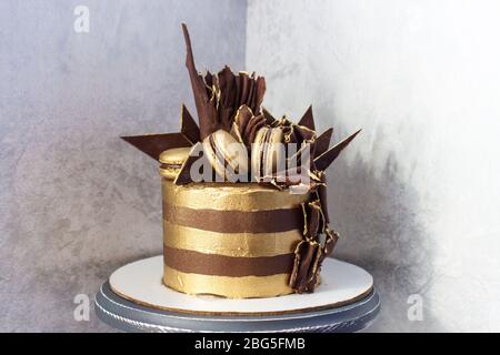 Gateau Au Chocolat De Luxe Decore Dans Un Decor Dore De Pop Corn Caramelise Sur Fond Sombre Pose A Plat Gros Plan Copier L Espace Photo Stock Alamy
