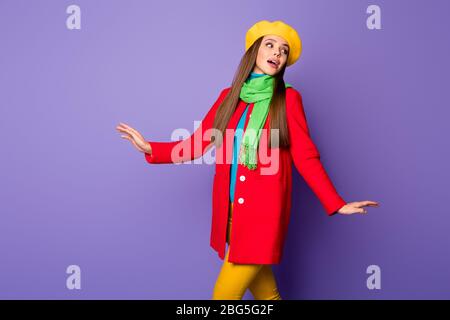 Portrait de sa belle-fille jolie et belle fille à poil droit et belle, avec un bon look, isolée à pied sur le lilas Banque D'Images