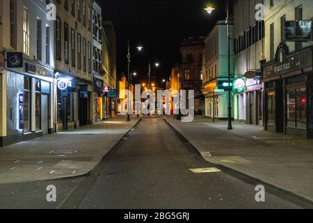 Cheltenham High Street la nuit pendant le verrouillage national de Coronavirus. Banque D'Images