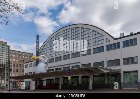 Le musée d'art d'Helsinki (HAM) est facile à reconnaître par une tête de mouette géante au sommet de l'entrée. Banque D'Images