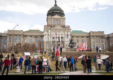 Helena, Montana - 19 avril 2020: Une foule de manifestants au Capitole protestant contre l'inconstitution du Coronavirus Banque D'Images