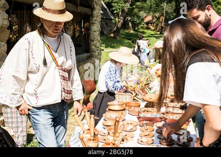 Sibiu, Roumanie - 17 août 2019. Divers objets faits à la main créés à partir de matériaux respectueux de l'environnement par des artisans roumains dans la Foire du popu Banque D'Images