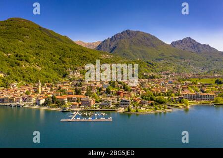 Vue aérienne de la ville de Porlezza sur la rive du lac de Lugano avec les Alpes en arrière-plan vu d'en haut, Cima, Lombardia, Italie Banque D'Images