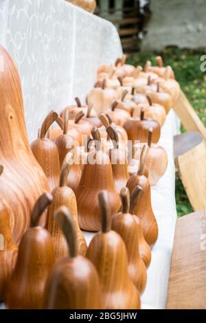 Sibiu, Roumanie - 17 août 2019. Divers objets faits à la main créés à partir de matériaux respectueux de l'environnement par des artisans roumains dans la Foire du popu Banque D'Images