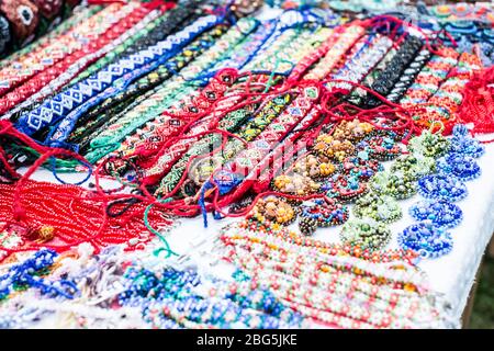 Sibiu, Roumanie - 17 août 2019. Divers objets faits à la main créés à partir de matériaux respectueux de l'environnement par des artisans roumains dans la Foire du popu Banque D'Images