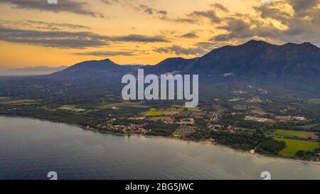 Vue aérienne de la côte est de la Corse vue depuis Moriani Plage au coucher du soleil, France Banque D'Images