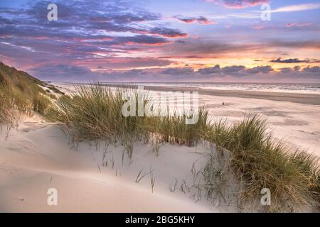 Coucher de soleil vue depuis une dune au-dessus de la mer du Nord de l'île d'Ameland, Frise, Pays-Bas Banque D'Images