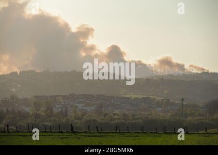 Milngavie, Glasgow, Royaume-Uni. 20 avril 2020. Photo: D'énormes panaches de fumée sombre billow forment un feu de forêt massif qui ressemble à son hors de contrôle, brûle sur les collines de Kilpatrick à Glasgow. Crédit : Colin Fisher/Alay Live News Banque D'Images