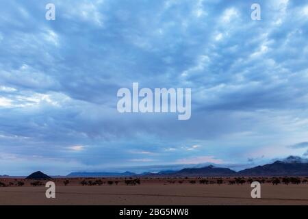 Les nuages bas sur la montagne Banque D'Images
