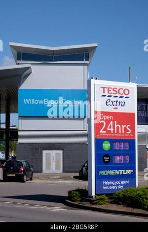 Covid-19 verrouillage, prix bas du carburant dans un Tesco, centre de willow Brook, Bradley stoke. Banque D'Images