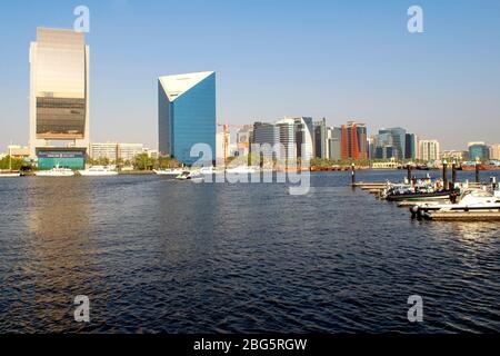 Dubaï/Émirats Arabes Unis - 21 février 2020 : vue sur Dubai Creek dans la vieille ville depuis la zone d'Al Seef. La partie moderne de Deira Banque D'Images