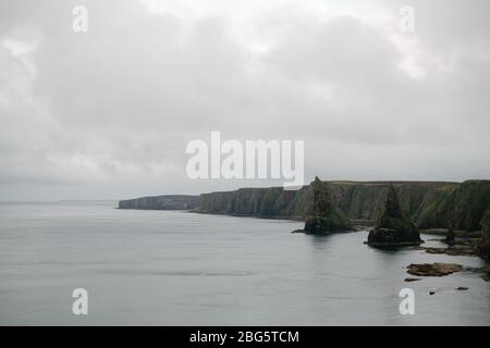 Les piles de mer de Duncansby Head, connues sous le nom de Duncansby Stacks, qui sont situées sur le point le plus nord-est des îles britanniques. Banque D'Images