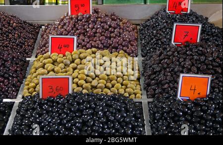 Variations des piles d'olives vendues sur le marché en Grèce Banque D'Images