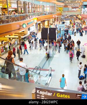 ISTANBUL, TURQUIE - 16 mars 2017 : l'intérieur de hall de départ à l'aéroport international Sabiha Gökçen. Plus de 32 millions de touristes visitent la Turquie un oui Banque D'Images