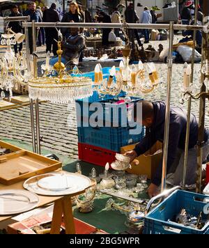 Bruxelles, Belgique - 05 octobre 2019 Nos gens au célèbre marché aux puces des Marolles en journée ensoleillée à Bruxelles. Banque D'Images