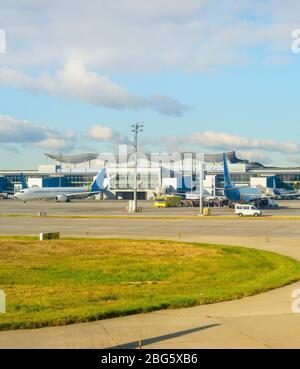 Les avions, les passagers de bus et par file d'attente l'aéroport Boryspil,, Kiev, Ukraine Banque D'Images
