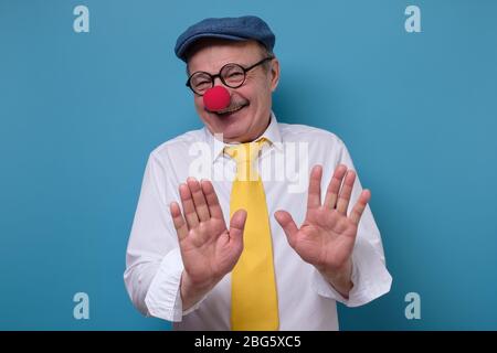 Jeune femme sérieuse avec l'expression désapprouvant sur son visage soupçonnant quelqu'un en mensonge Banque D'Images