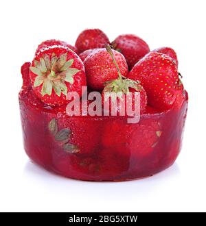 Fraise gelée dans la glace isolée sur blanc Banque D'Images