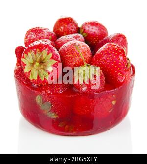 Fraise gelée dans la glace isolée sur blanc Banque D'Images