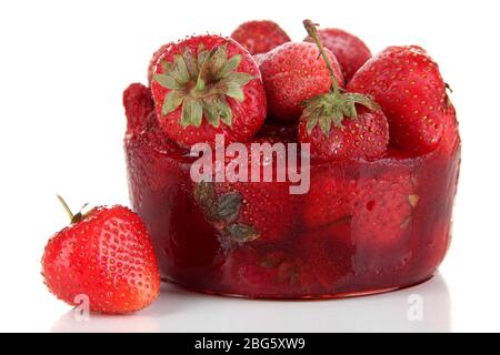 Fraise gelée dans la glace isolée sur blanc Banque D'Images